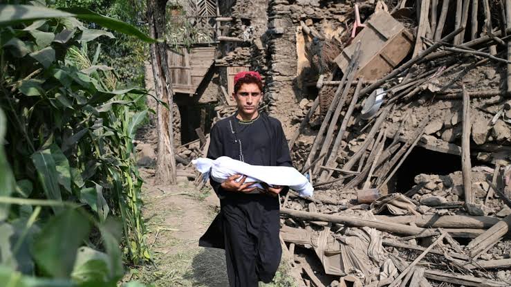 Afghans spend night in open after earthquake kills more than 800