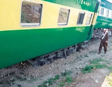 Sukkur Express train derails, four bogies affected