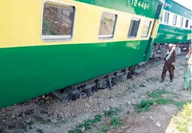 Sukkur Express train derails, four bogies affected