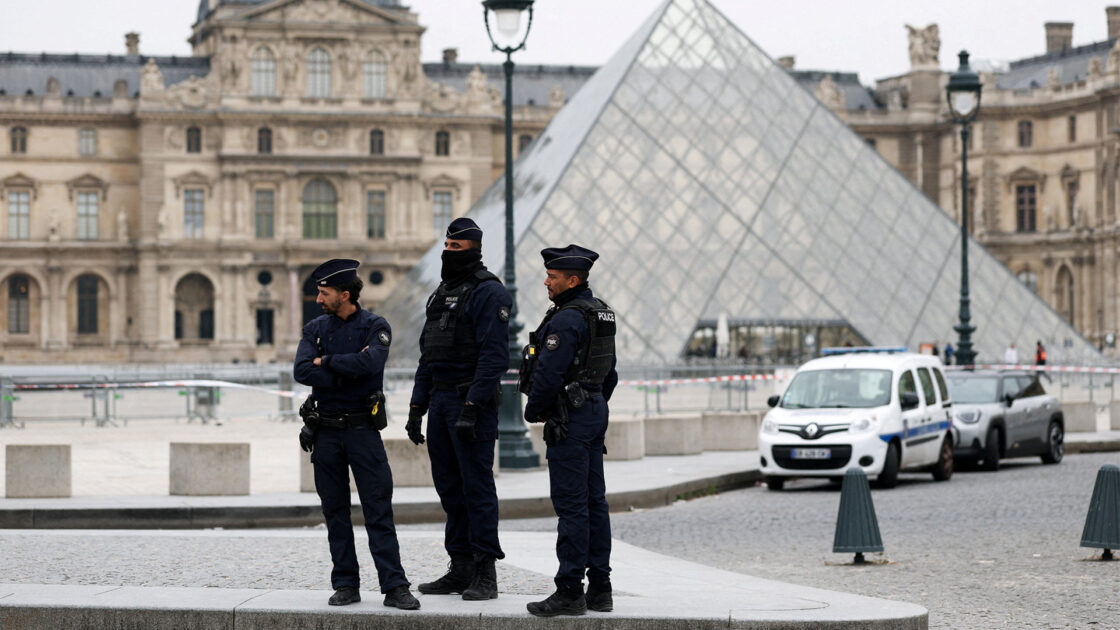 Jewels stolen from Louvre museum in Paris valued at $102m .