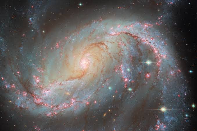 Hubble Spots a Galaxy Where Old and New Stars Collide in Color