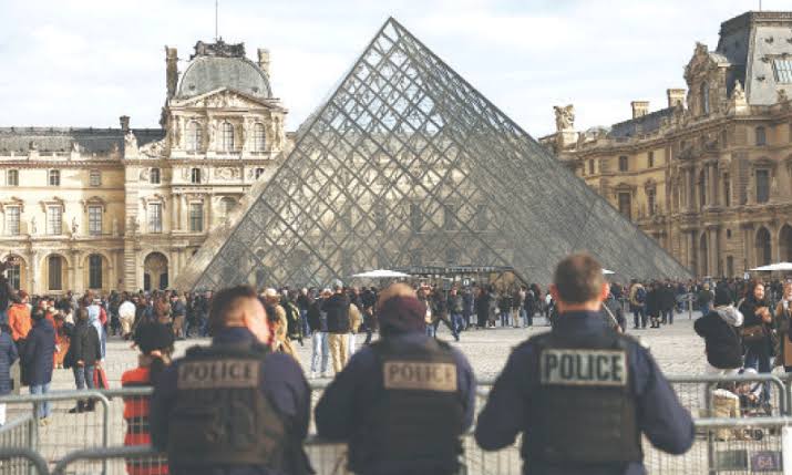 2 suspects held for Louvre jewel heist