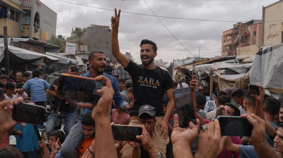 Ending long wait, Gaza prisoner swap brings joy and tears