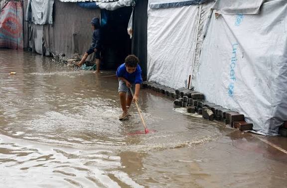 Floods swamp homeless Palestinians’ tents in Gaza .