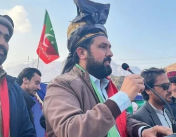 K-P CM criticises police barricading his way to Lahore