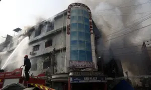 Efforts to douse fire at Karachi’s Gul Plaza still ongoing; CM Murad says 6 dead, over 50 reported missing