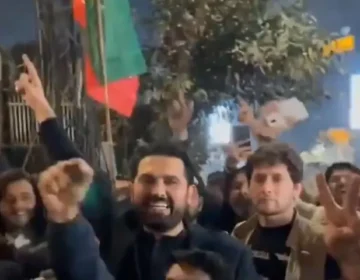 KP CM en route to Mazar-i-Quaid for PTI rally; party says roads blocked to bar workers from reaching venue