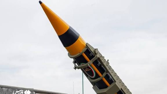 Iran launches Khorramshahr, Kheibar, and Fattah missiles at Israel