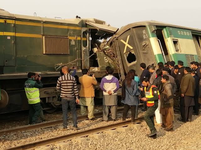 Tezgam Express derailment near Bahawalpur injures 26, one critical