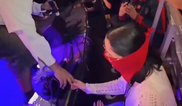 Asim Azhar Holds Hania Aamir’s Hand – Grabs Public Attention