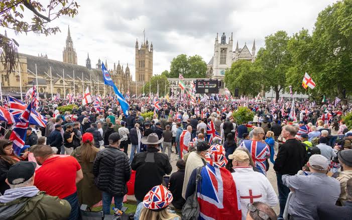 Tens of thousands turn out for UK far-right rally, counter protest